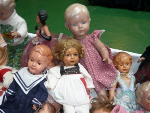 Beim Puppen sammeln auf dem Flohmarkt
