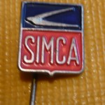 Eine der Anstecknadeln von Simca