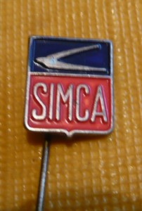 Eine der Anstecknadeln von Simca